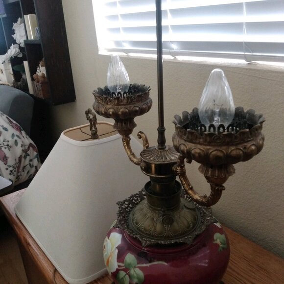 ANTIQUE VICTORIAN PARLOR HURRICANE OIL LAMP - HAND PAINTED - Picture 3 of 4